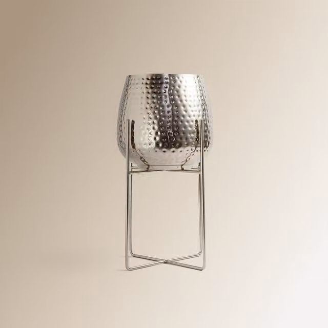 Macetero con soporte Hammer de El Corte Inglés en metal de estilo moderno disponible en colores oro o plata