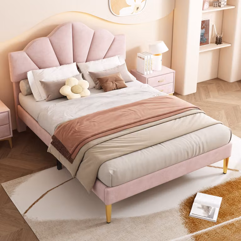Cama tapizada Flieks de madera maciza con somier y cabecero de concha en terciopelo rosa, An/P/Al: 140 x 190 x 120 cm