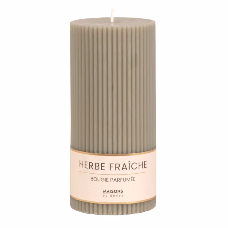 Vela perfumada de cera estriada Maisons du Monde color verde, forma de pilar redonda, Alt: 15 cm