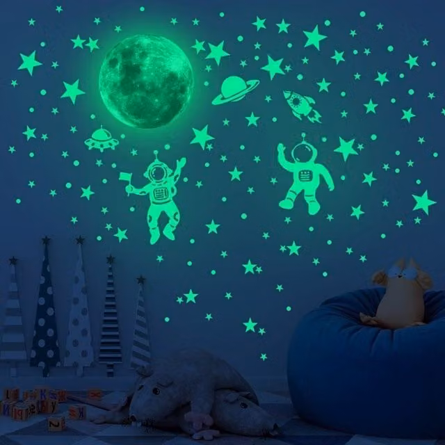 Adhesivo luminoso de pared con astronauta y planeta NEBELMEER en blanco y verde