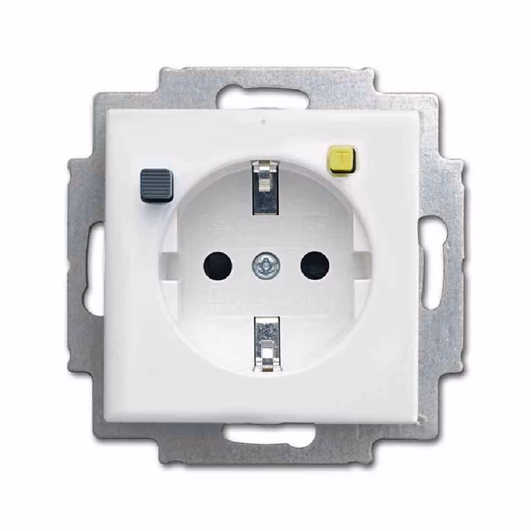 Enchufe Schuko Busch-Jaeger color blanco y plata con protección IP21