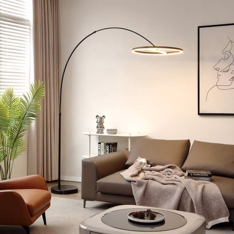 Lámpara de pie de arco Virvera de Lucande en color negro con acabado de aluminio y mármol para salón o comedor