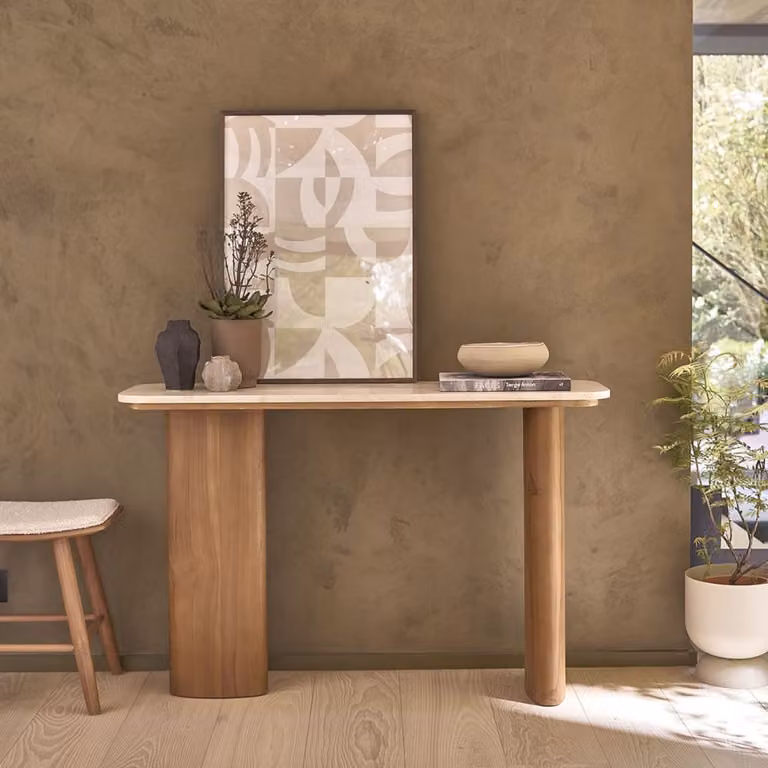 Consola moderna Berah Getah de teca maciza y mármol en color beige y blanco An/P/Al: 120 x 35 x 75 cm