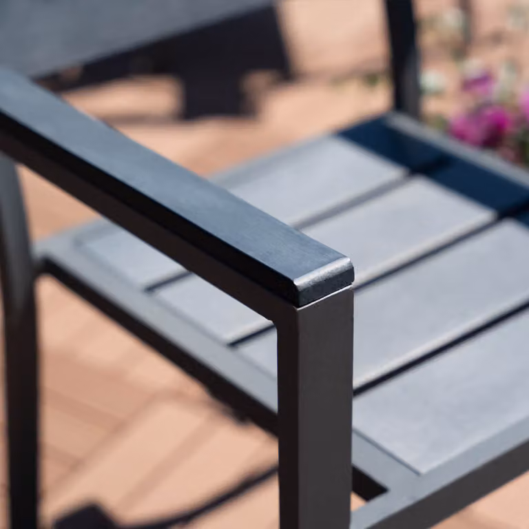 Set de 11 sillas de jardín Home Deluxe apilables de madera tratada con reposabrazos en color gris y negro