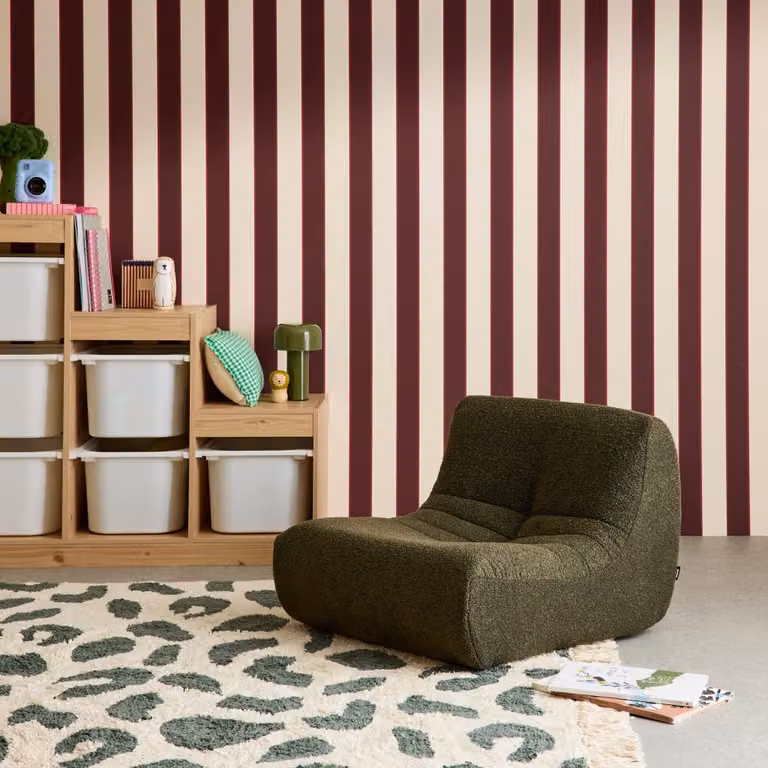 Sillón infantil de una plaza Sweeek con tejido borreguito texturizado en color verde y beige
