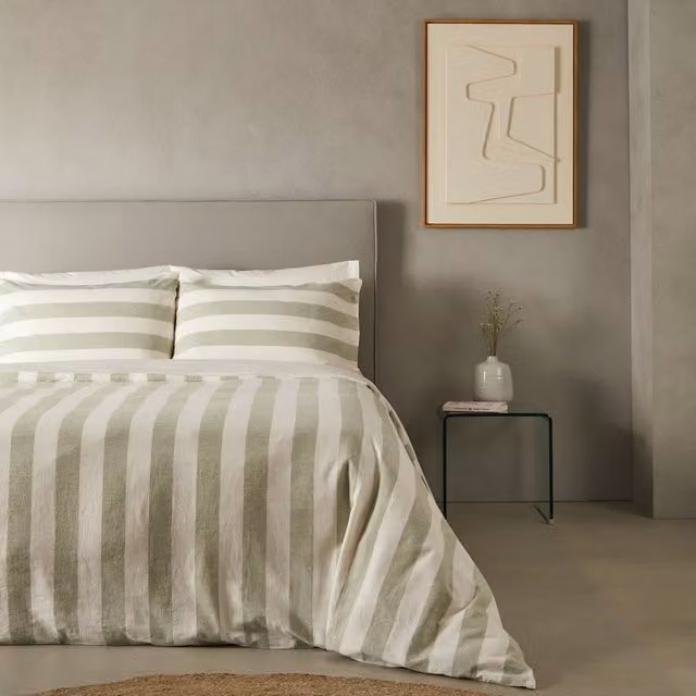 Juego de funda nórdica y fundas de almohada Orson de El Corte Inglés, diseño de rayas en color verde, confeccionado en lino y algodón transpirable, An/P: 200 x 220 cm