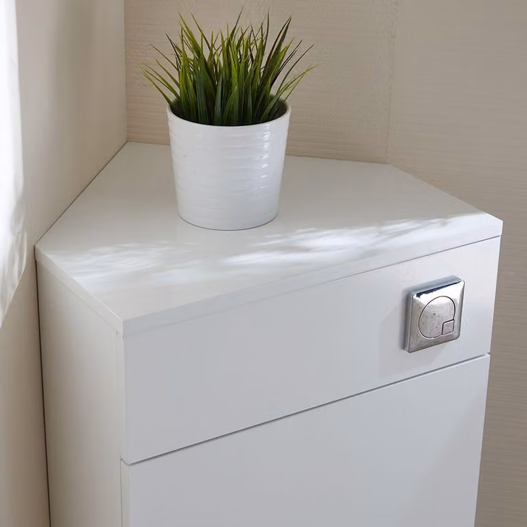 Conjunto de Inodoro Empotrado Hudson Reed en Cerámica Blanca con Cisterna y Asiento de Cierre Suave y Placa de Descarga Plateada, An/P/Al: 52 x 40 x 34 cm
