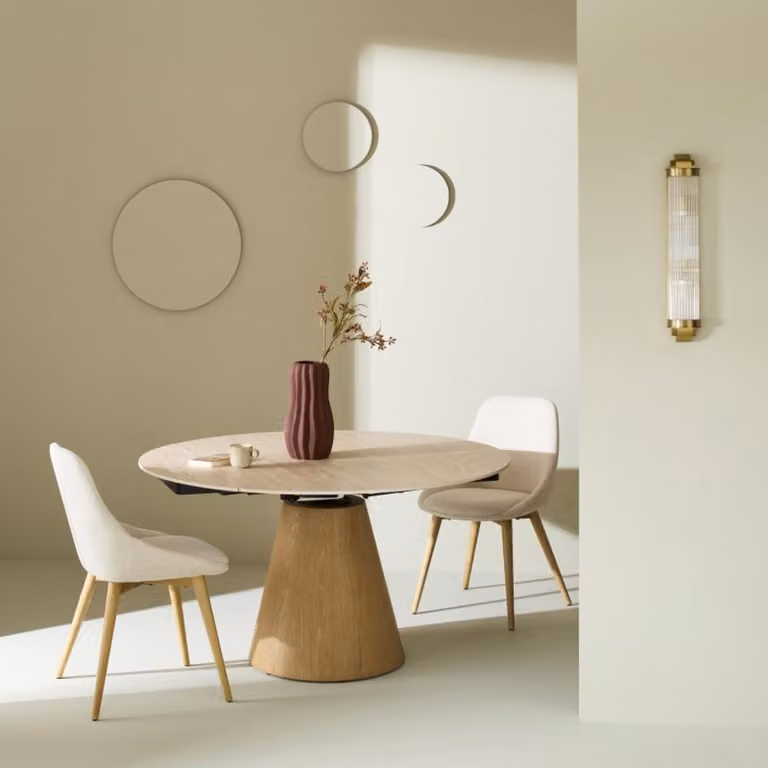 Mesa redonda extensible Signature de cerámica beige con acabado mate y base de madera para comedor