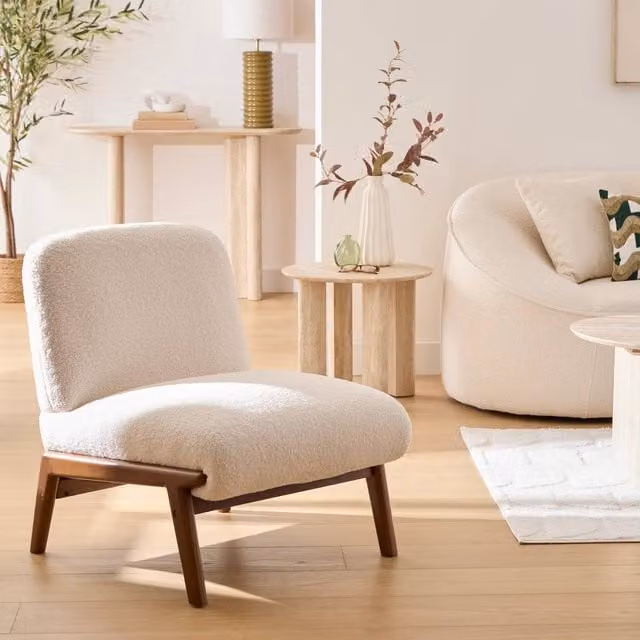Sillón Liora Atmosphera en color blanco con acabado boucle y estructura de madera