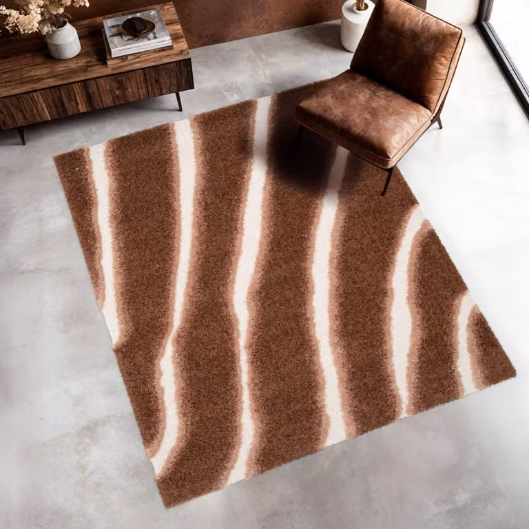 Alfombra de interior moderna con diseño de rayas de la marca Sweeek en color marrón, An/P: 120 x 76,2 cm