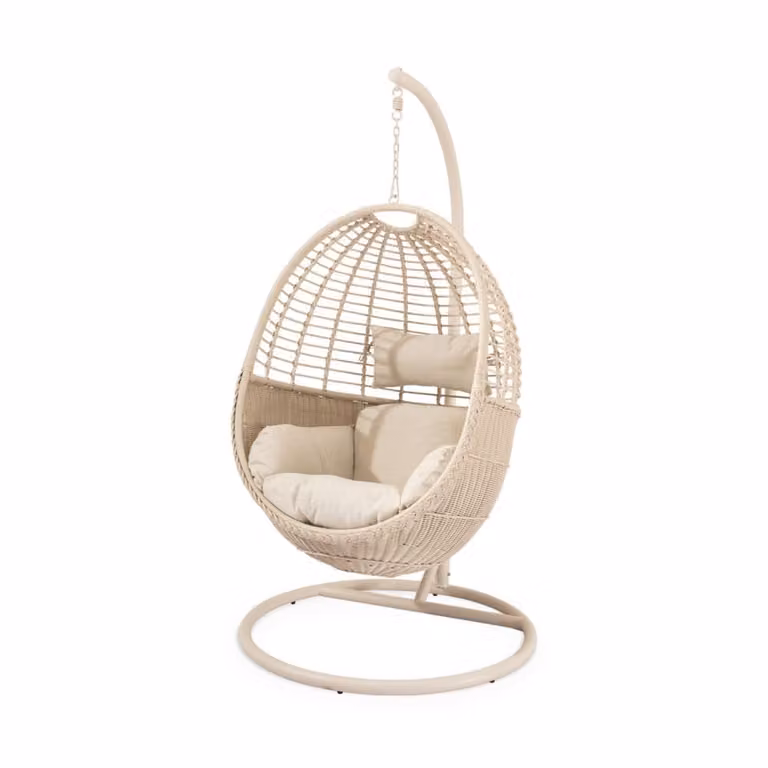 Sillón colgante tipo huevo Kai de KOKETTO HOME con estructura de metal, ratán sintético resistente a la intemperie y cojines beige para jardín o terraza