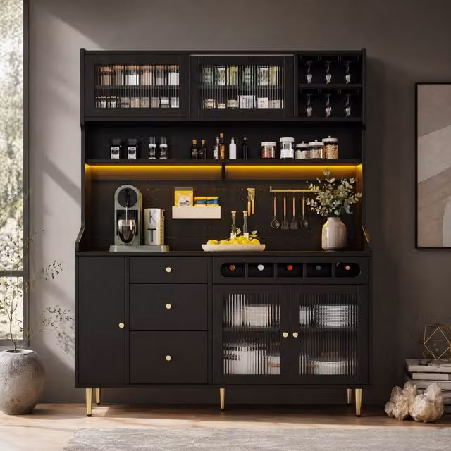 Aparador alto de cocina y salón MODENVIE en negro con puertas correderas de vidrio, iluminación integrada, botellero y estantes internos. An/P/Al: 145 x 39 x 171 cm