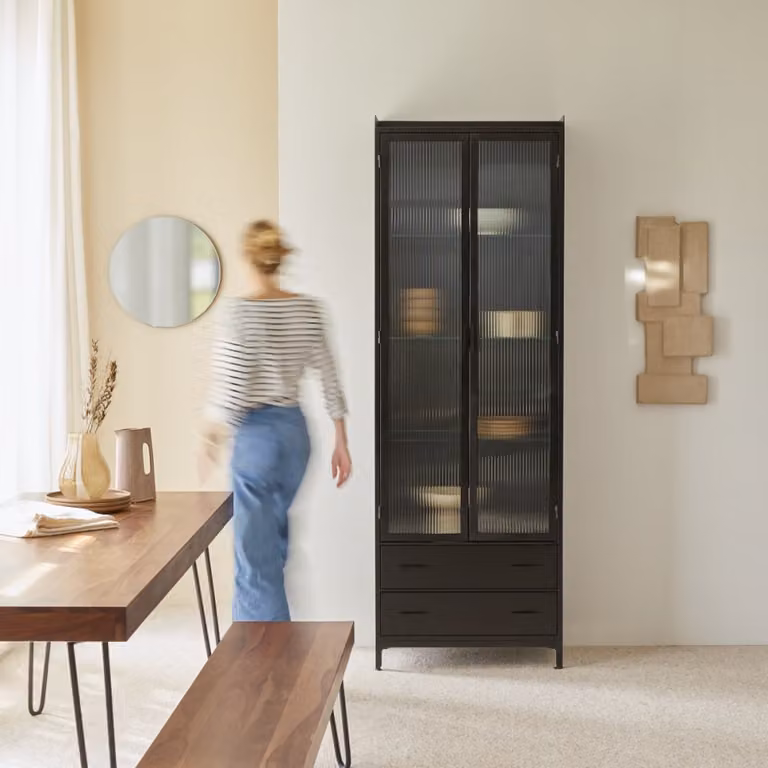 Vitrina alta Emil de Tikamoon en metal negro mate con puertas de cristal
