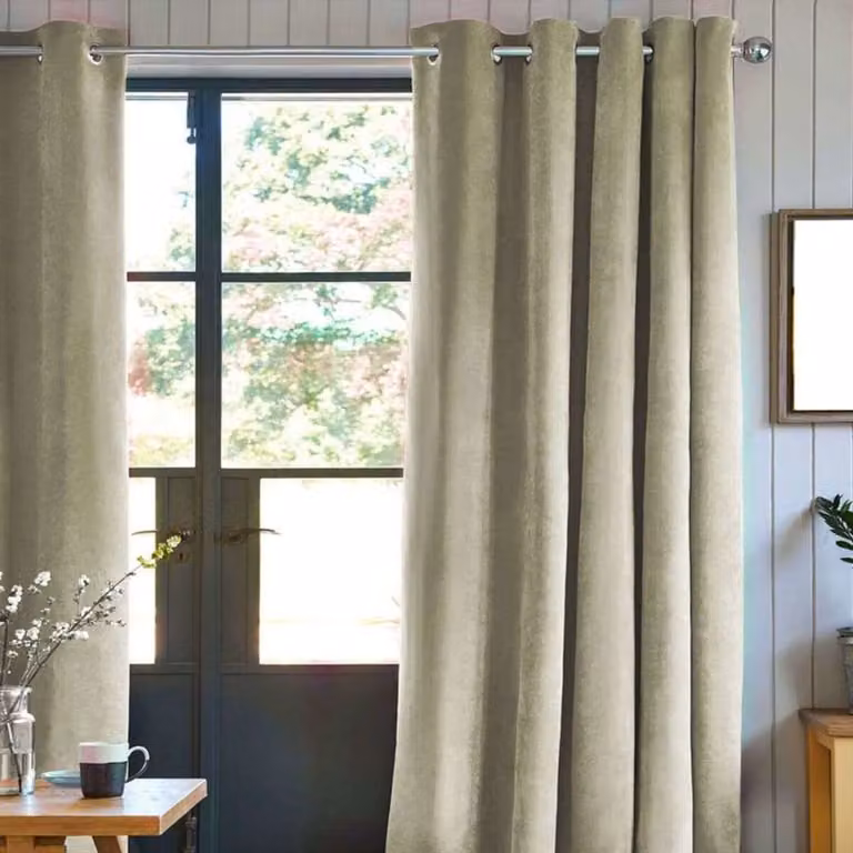 Cortina de terciopelo beige de The Deco Factory, modelo liso con ojales y acabado opaco, An/Al: 140 x 250 cm