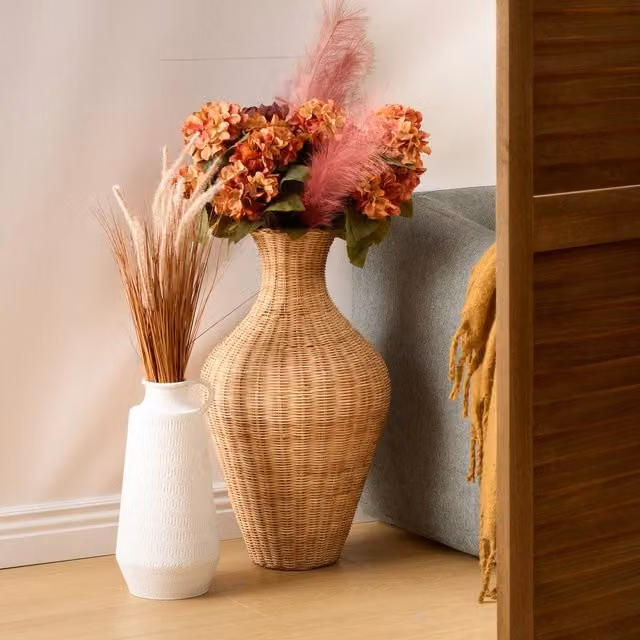 Florero Melia Atmosphera de color beige con detalles en ratán y hierro, Altura: 70 cm