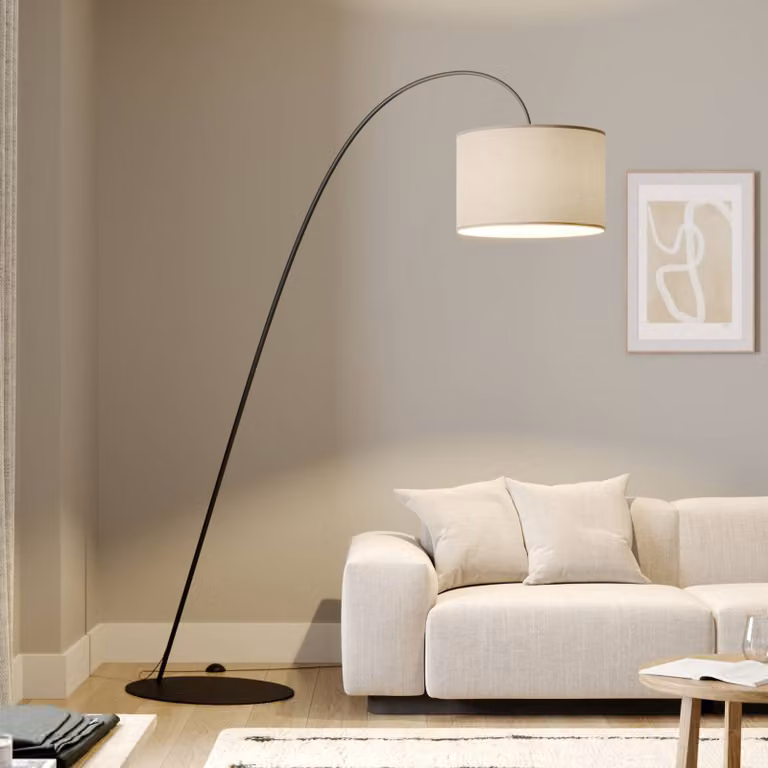 Lámpara de pie de arco Alice de Nowodvorski Lighting en color marrón y beige con pantalla de tejido y estructura metálica para salón o comedor