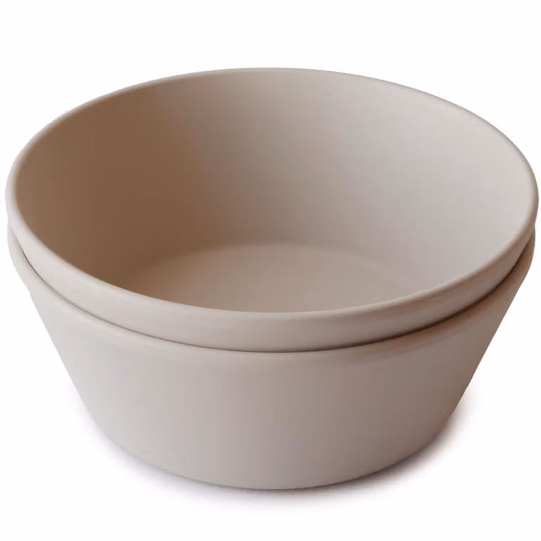 Pack de dos bowls redondos Mushie en color beige y blanco de polipropileno aptos para microondas y lavavajillas