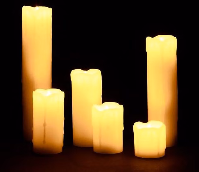 Set de 6 velas LED de bloque NORTHIX con efecto cera, redondas y multicolor para mesa