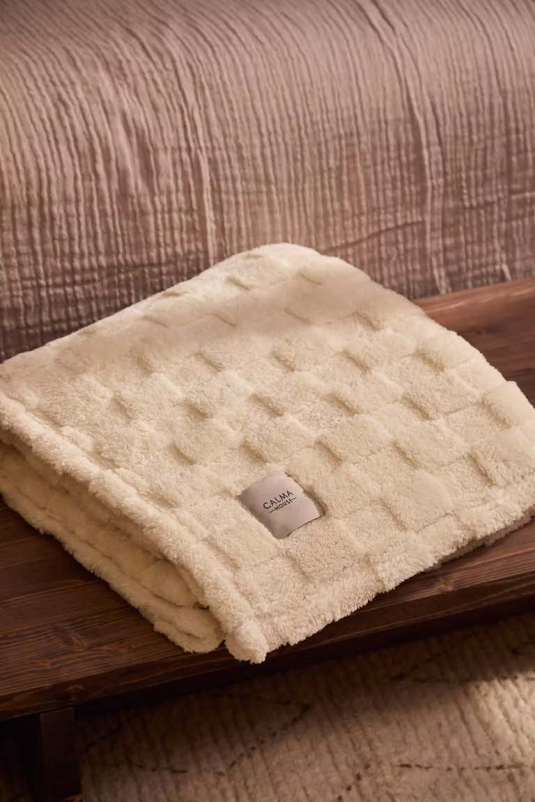Plaid de Calma House en color beige y blanco, acabado fluffy, An/P: 120 x 180 cm