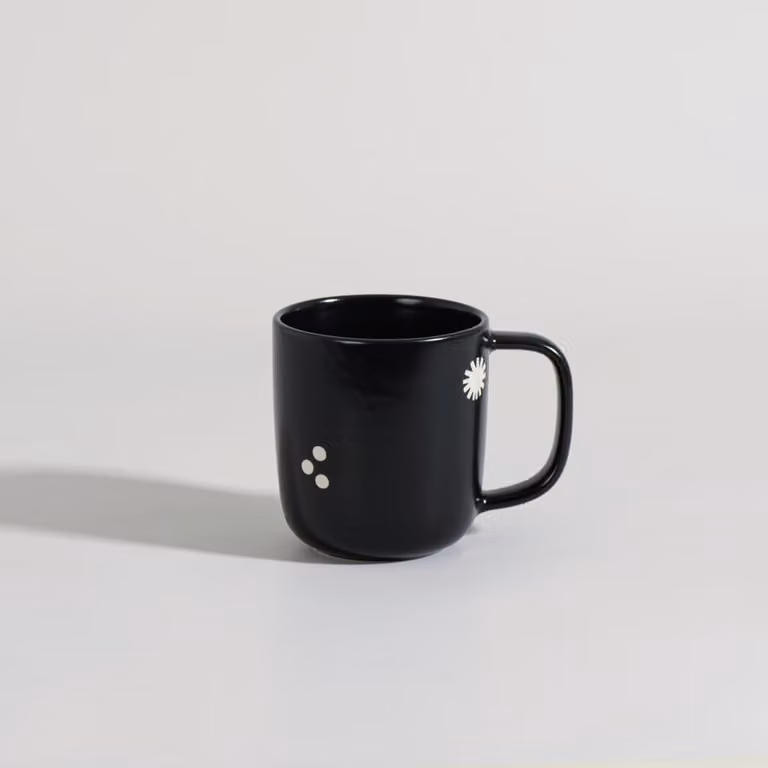 Taza de gres Maisons du Monde con motivos geométricos en negro y blanco apta para lavavajillas