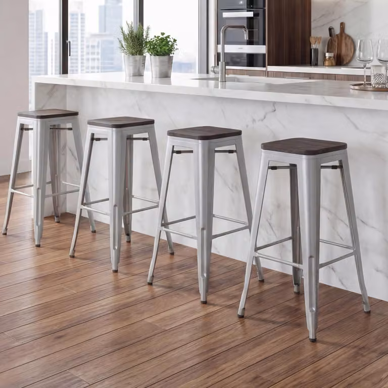 Juego de 4 taburetes de bar Mendler HWC-A73 con asiento de madera y estructura de metal gris de diseño industrial y apilables