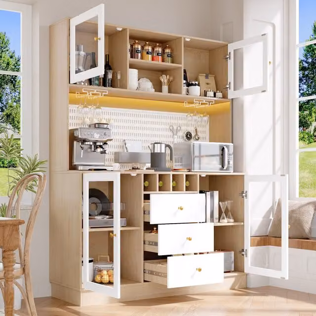Aparador alto de cocina Stilvora en blanco con iluminación integrada, botellero y soporte para copas, fabricado en MDF y cristal, An/P/Al: 140 x 40 x 185,7 cm
