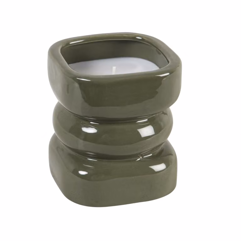 Vela perfumada de té negro con mora Maisons du Monde en tarro de cerámica verde de 8 x 9 cm