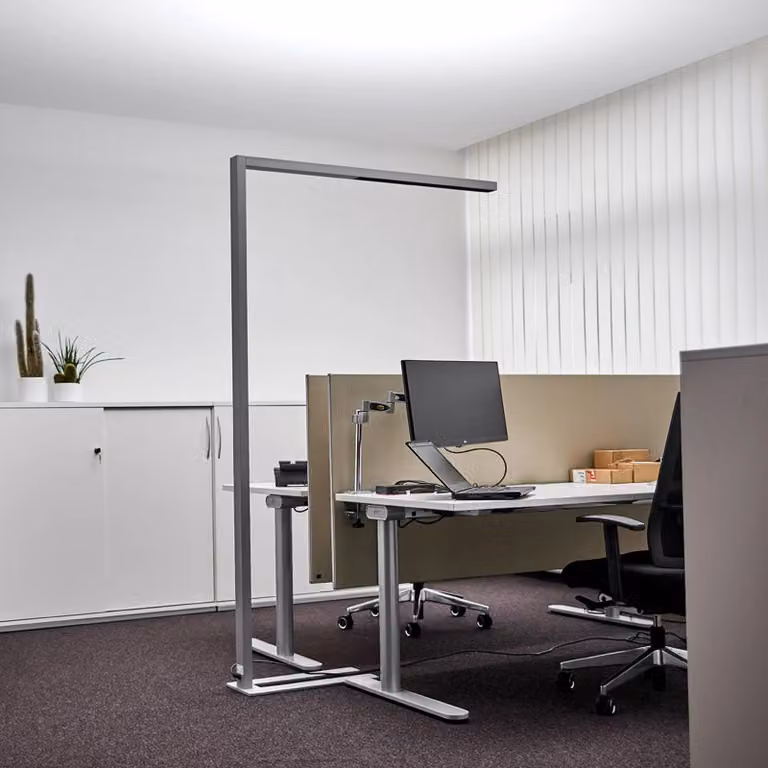 Lámpara de pie de arco Jolinda Arcchio en aluminio gris y plata con tecnología LED atenuable para hogar u oficina