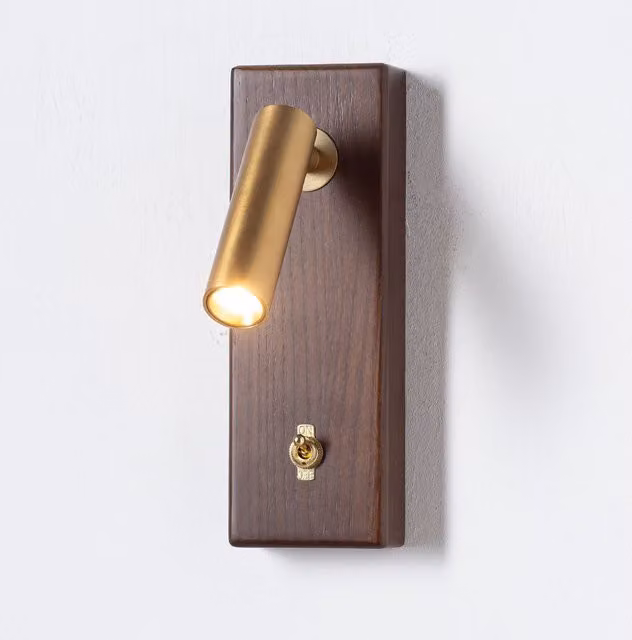 Aplique de pared LED Opéra de ALPINALUZ con base de madera y acabado dorado, luz blanca cálida de 2800K y diseño rectangular ajustable