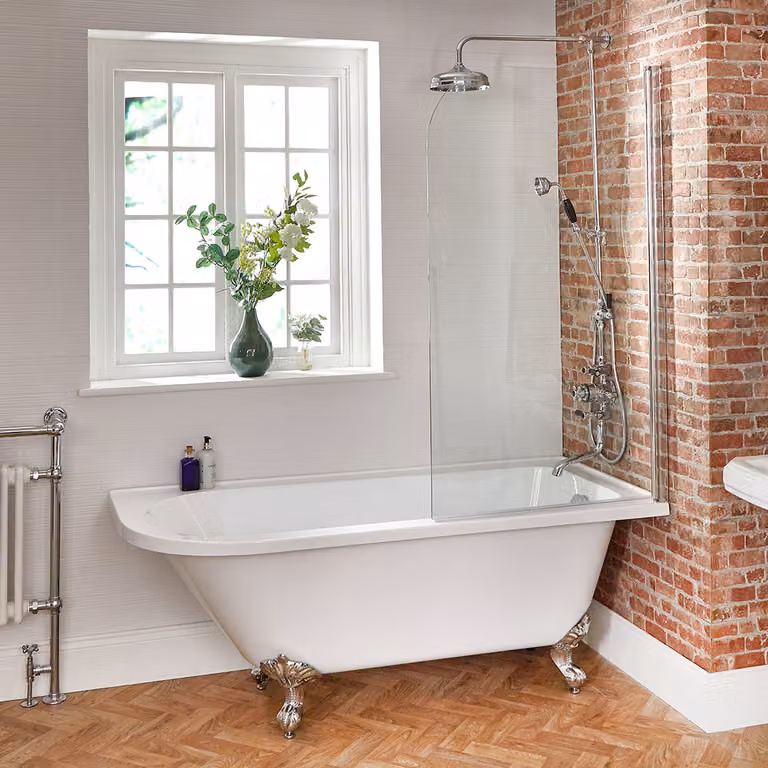 Bañera exenta de esquina Hudson Reed en color blanco con mampara y patas cromadas, versión izquierda, An/P/Al: 168,5 x 75 x 75 cm