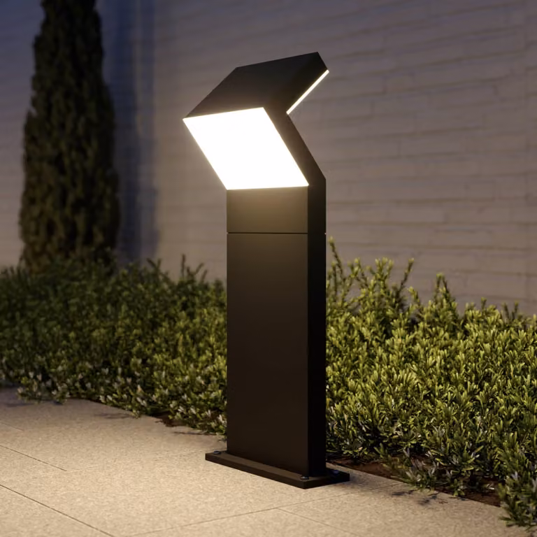 Baliza LED Arcchio de Havin para exterior, diseño moderno en aluminio y negro con iluminación blanca cálida y protección IP65