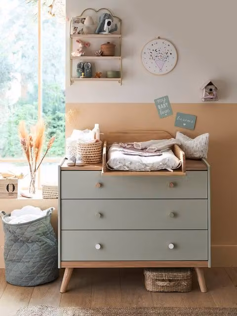 Cómoda moderna VERTBAUDET para habitación infantil en color verde mate y acabado liso de madera de fresno