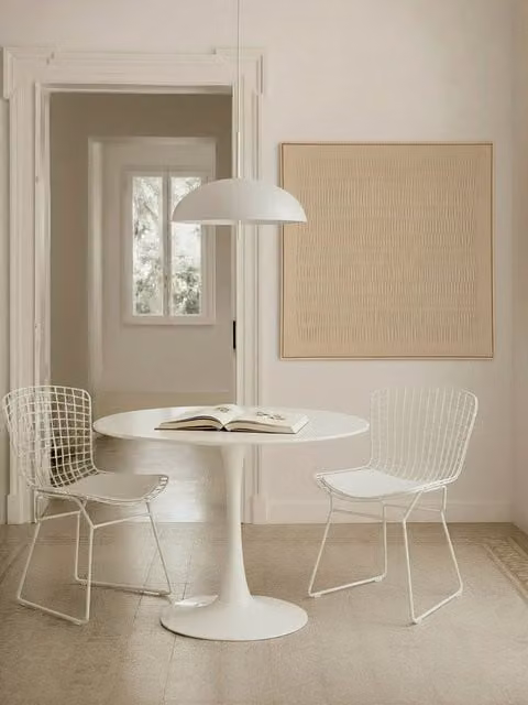 Mesa de comedor redonda Daya de Kenay Home en color blanco con estructura de metal y acabado lacado, Diámetro: 100 cm