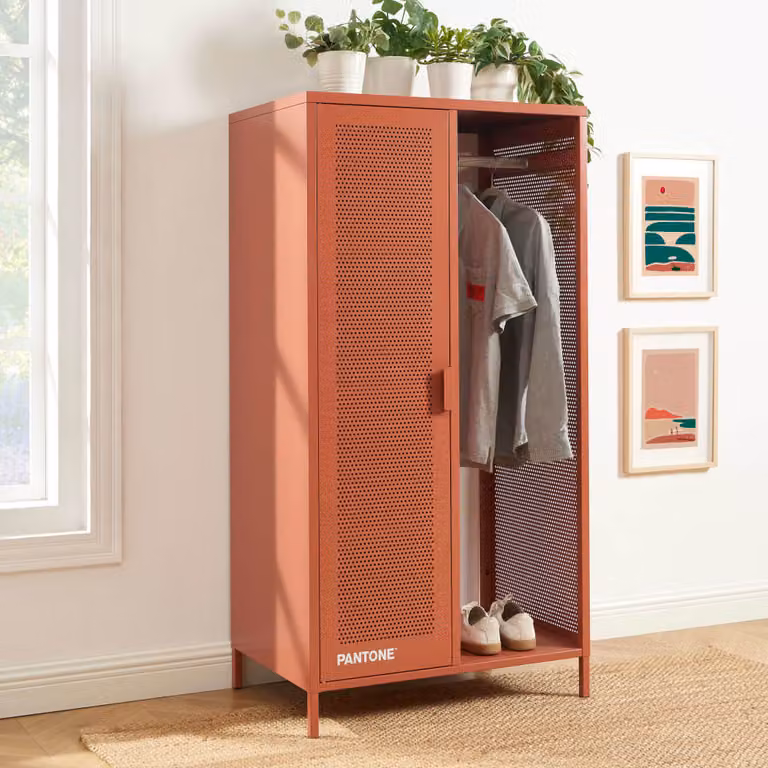 Guardarropa de metal estilo industrial con barra para colgar y estantes internos en color naranja terracota mate, Altura: 145 cm