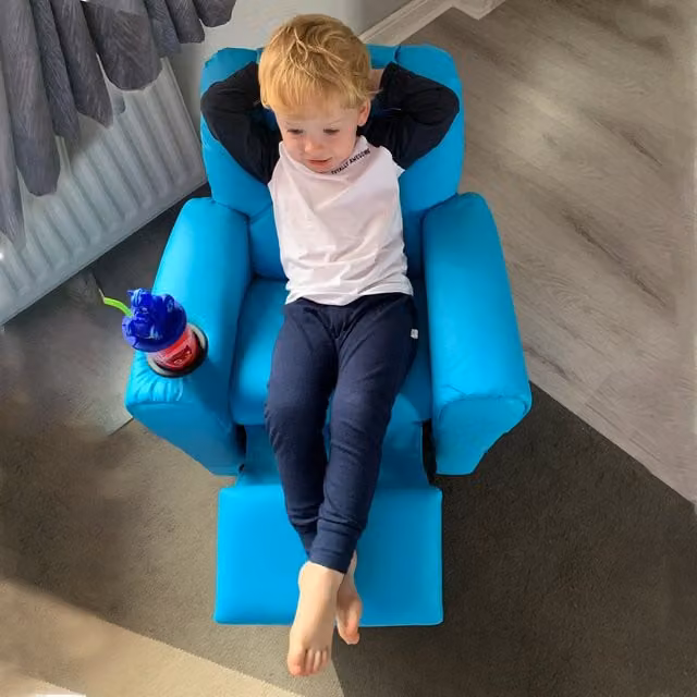 Sillón infantil reclinable HOMCOM con estructura de madera maciza y tapizado de piel sintética, azul, An/P/Al: 62 x 52 x 69 cm