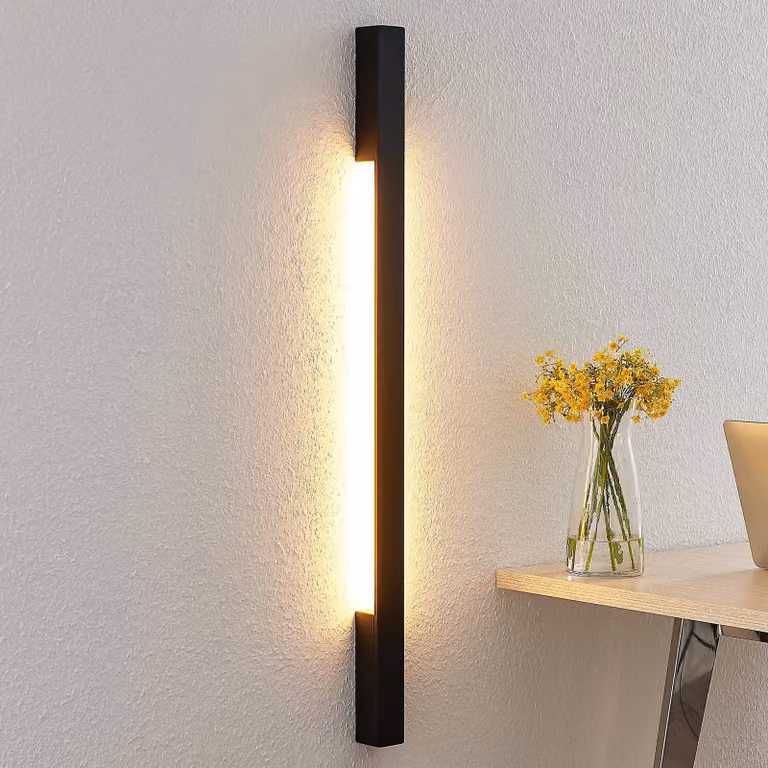 Aplique de pared LED Arcchio moderno en aluminio negro para pasillos con luz blanca cálida