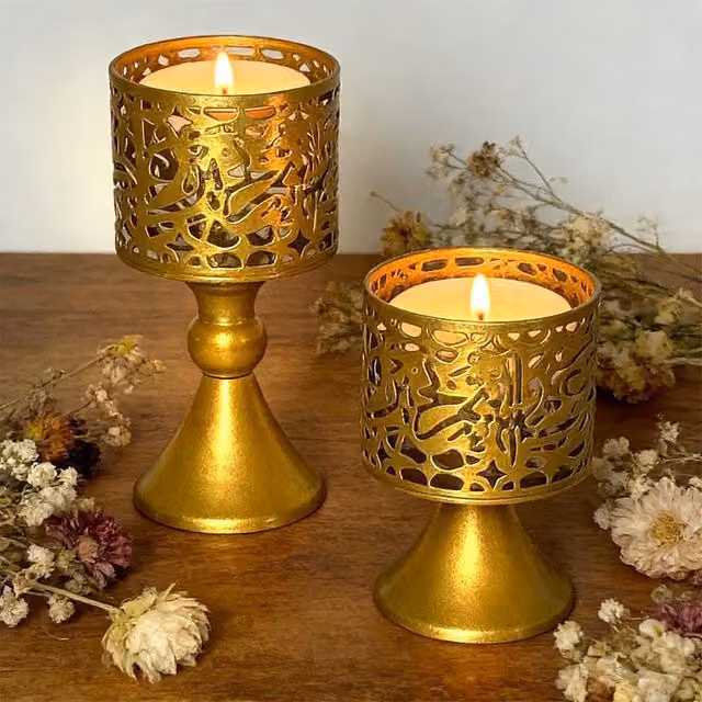 Set de 2 Candelabros Decorativos de Mesa Neptune con Diseño Calado Marroquí y Geométrico en Color Dorado para Velas Tealight