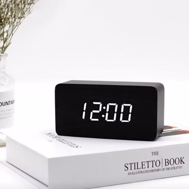 Reloj Despertador Digital Elle de Madera Negra con Brillo Ajustable, Control por Voz y Visualización de Hora y Temperatura para tu Mesa