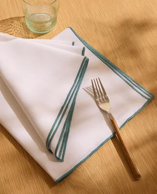 Set de 2 servilletas de algodón Overlock de El Corte Inglés en blanco y turquesa