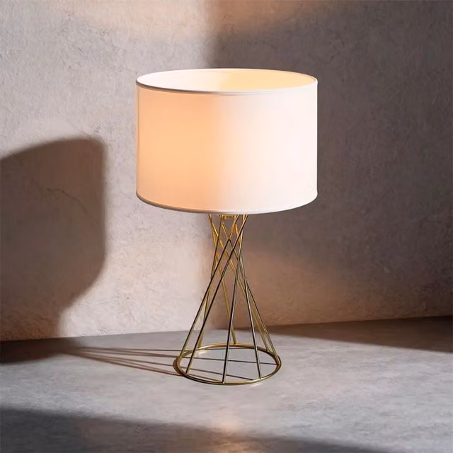 Lámpara de mesa moderna Rabalux en color oro y blanco con pantalla de tela y base metálica, compatible con bombilla E27 de 40W
