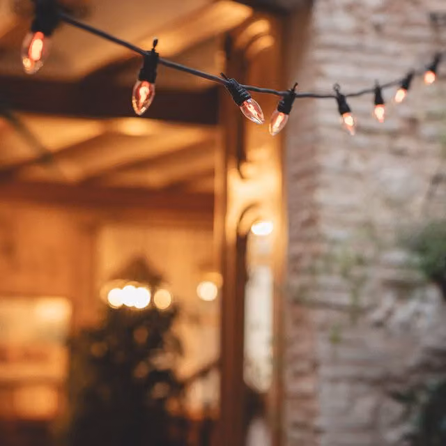 Guirnalda de bombillas LED exterior Ledkia con efecto llama, 10 portalámparas E14, color negro y luz blanca cálida