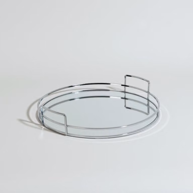 Bandeja redonda clásica de Maisons du Monde en metal y vidrio color plata