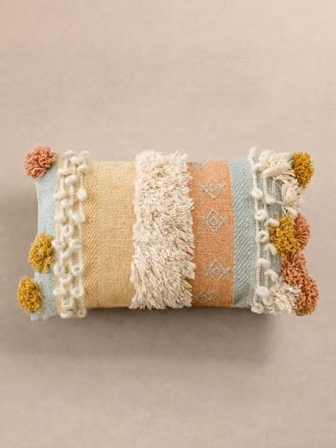Cojín Hana de Kenay Home en color menta y multicolor con diseño de rayas boho y funda de algodón lavable
