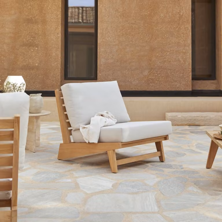 Sillón de jardín moderno Tikamoon de teca maciza con cojines de tela en color beige y blanco
