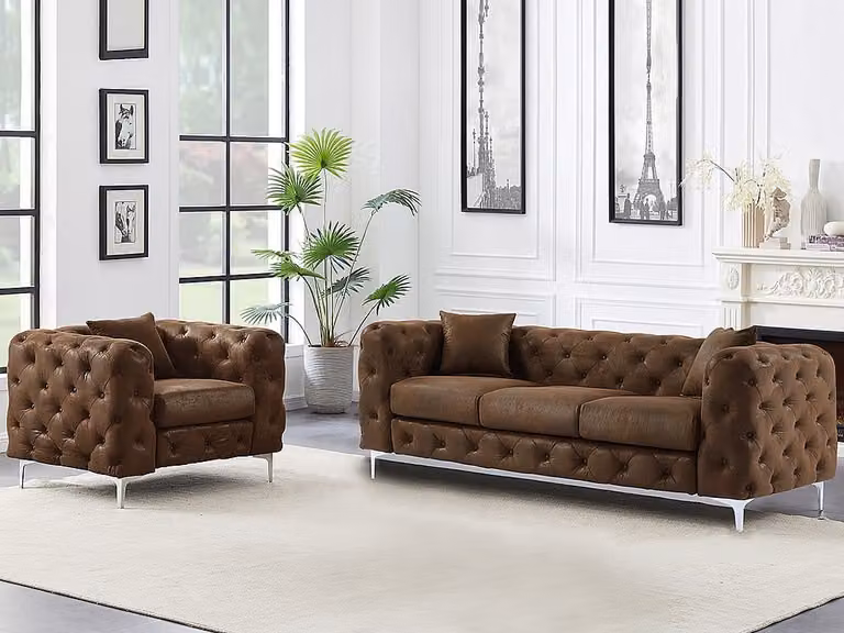 Conjunto de sofá de 3 plazas y sillón Chesterfield VENTE-UNIQUE en microfibra y terciopelo color marrón con estructura de madera sólida