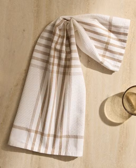 Paño de cocina de sarga de algodón con diseño de rayas de El Corte Inglés en beige y blanco