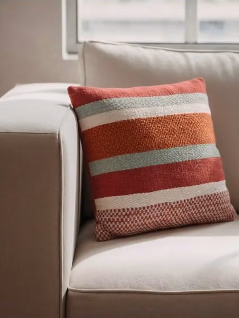 Cojín decorativo Kenay Home de algodón con diseño de rayas en rojo, naranja y blanco, forma cuadrada, An/P/Al: 50 x 50 x 1 cm