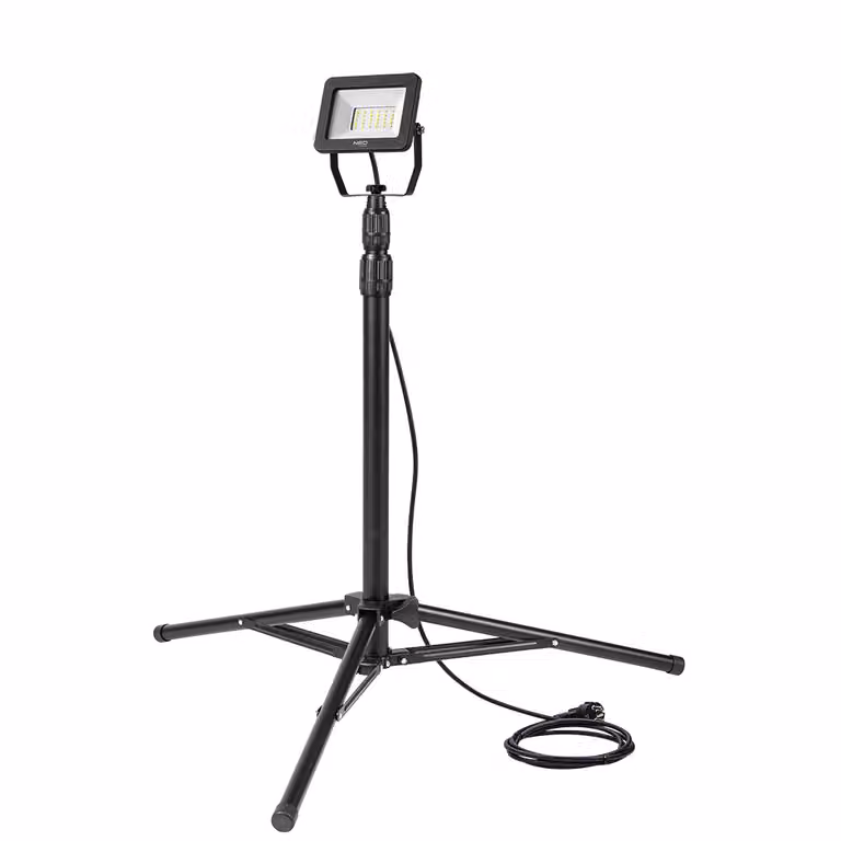 Foco de trabajo LED ajustable Neo Tools con trípode en color negro y luz blanca fría con protección IP65