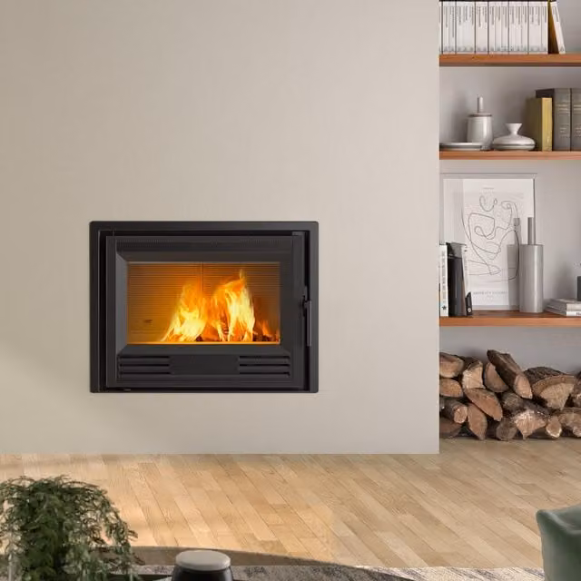 Insert de leña Hergom C-3-70 HF de hierro fundido negro con 8 kW de potencia para instalación empotrada en esquina