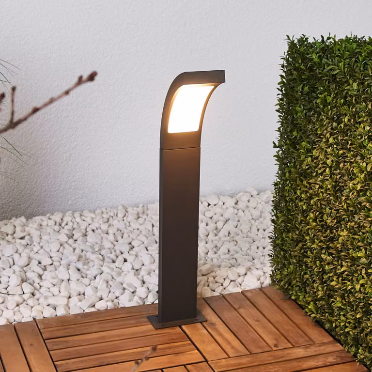 Baliza LED Juvia de Lucande para jardín, diseño moderno en aluminio y color negro